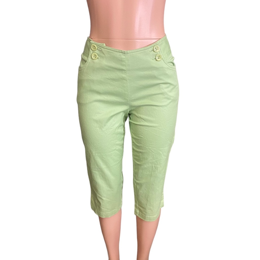Nicole Capri Pants with Button Closure Green in Color Size 6